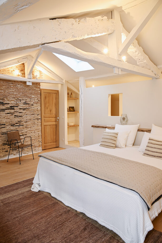 chambre mansardée avec poutres décoration rustique maison Latour en Quercy blanc