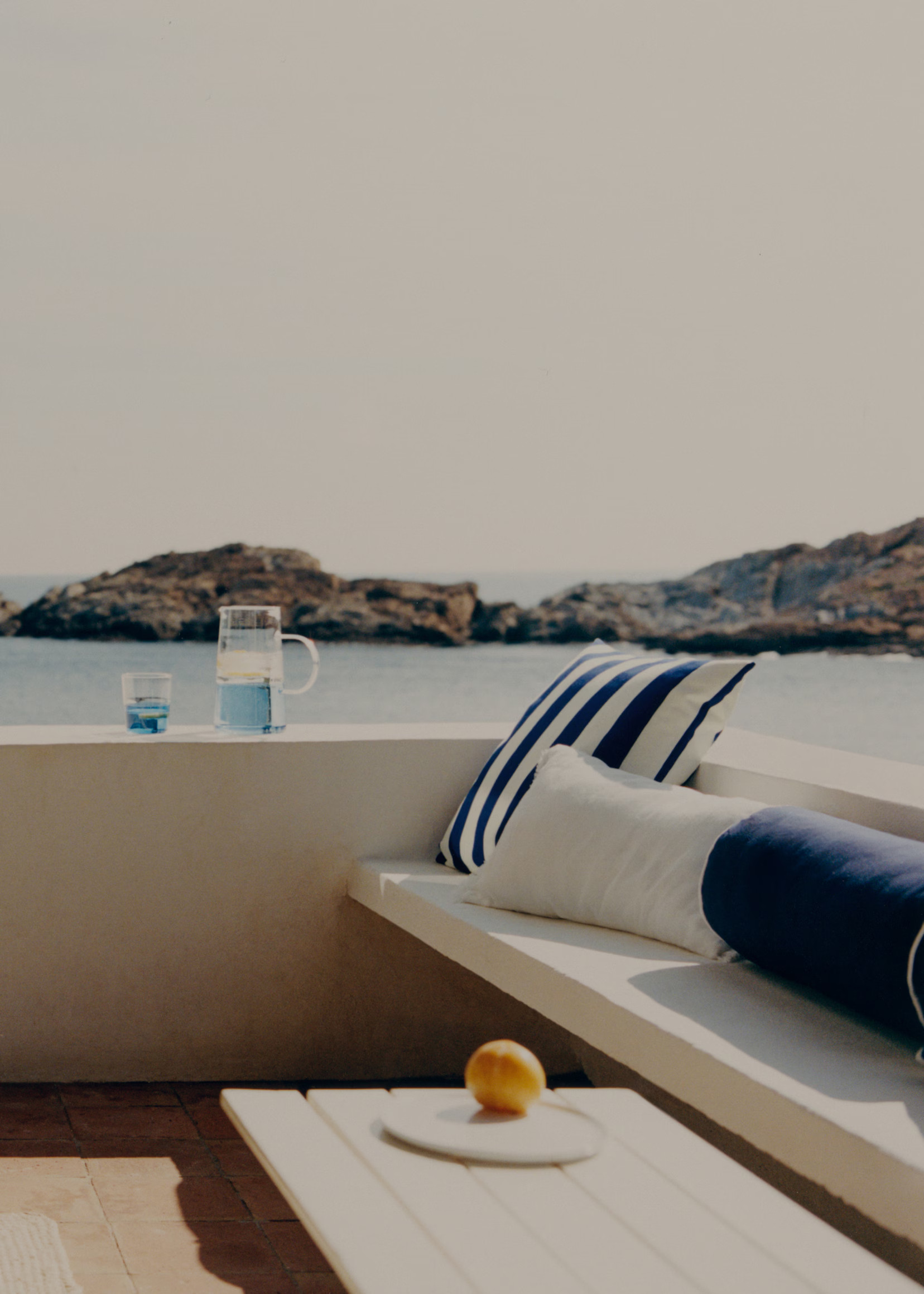 terrasse maison vue mer collection Mango Home Sunlit Stories terrasse maison vue mer collection Mango Home Sunlit Stories