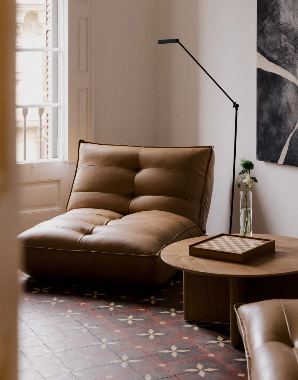 fauteuil style vintage dans salon sol carreaux de ciment anciens fauteuil style vintage dans salon sol carreaux de ciment anciens