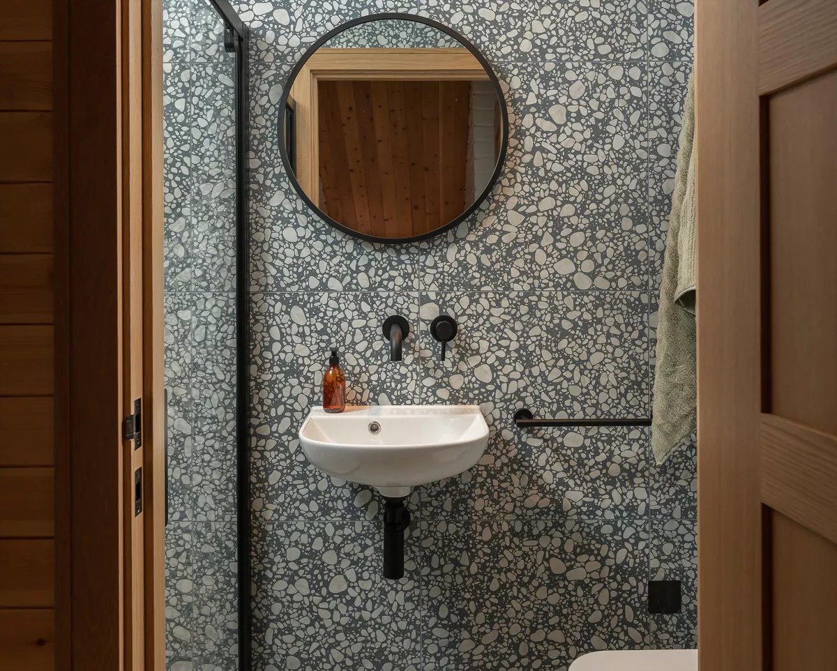 salle de bain verte et bois