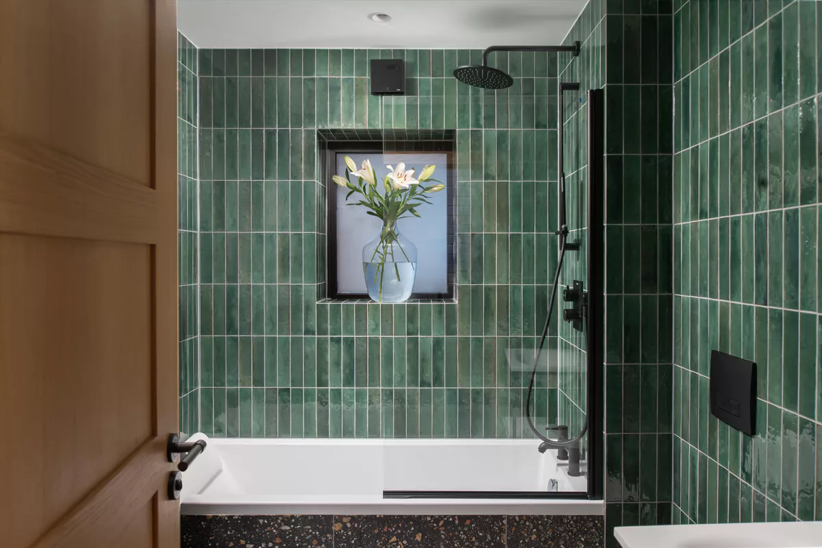 salle de bain carrelage vert