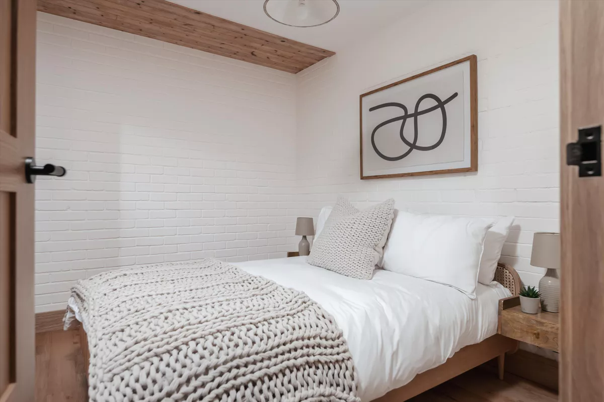 chambre briques blanches décoration contemporaine tons naturels