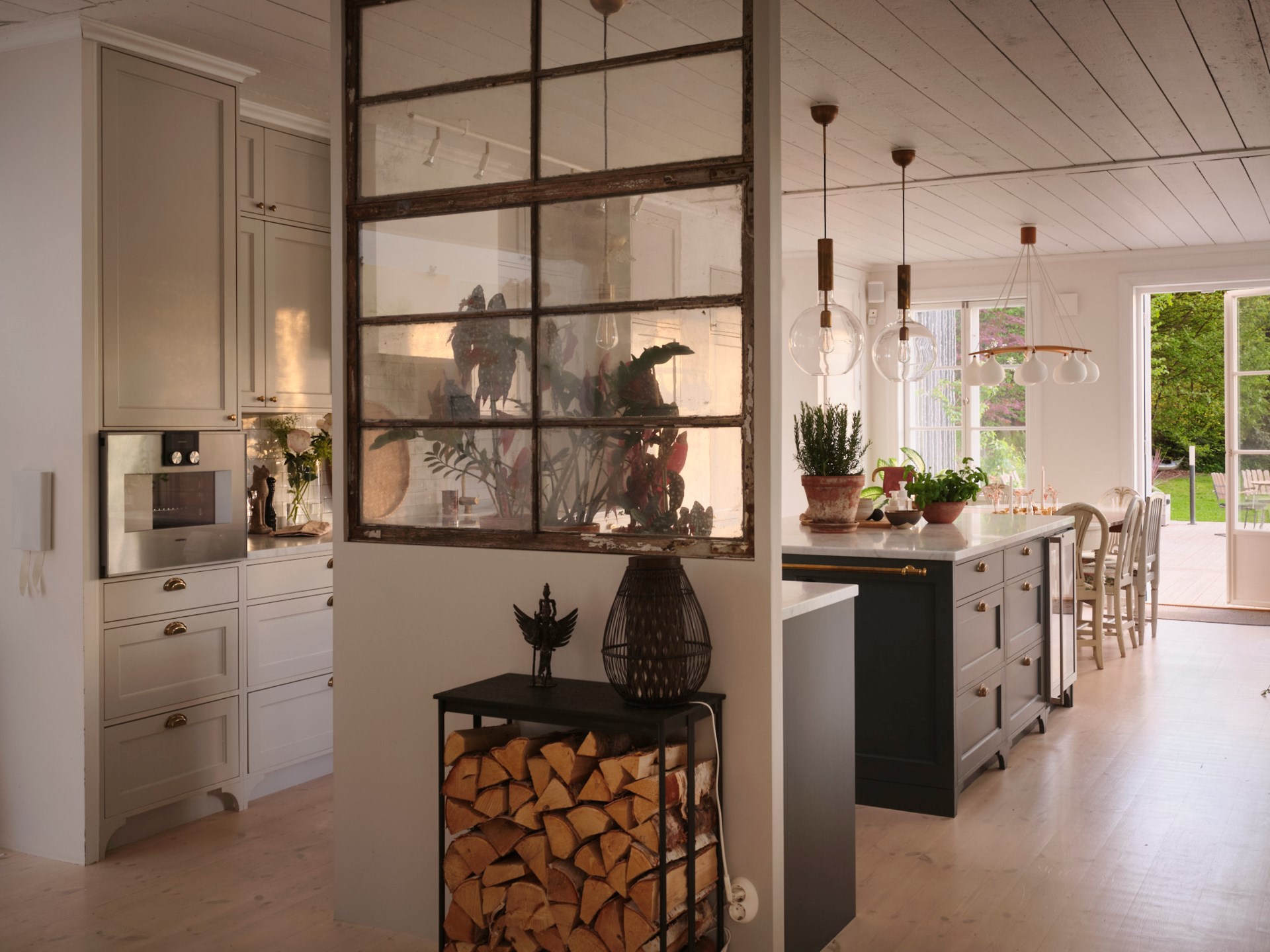 cuisine blanche style campagne maison ancienne rénovée au bord de l cuisine blanche style campagne maison ancienne rénovée au bord de l'eau Nacka Suède