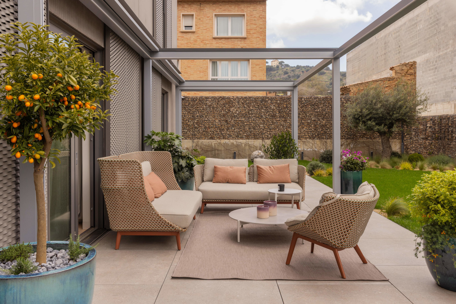 terrasse avec pergola acier appartement contemporain avec jardin paysagé terrasse avec pergola acier appartement contemporain avec jardin paysagé