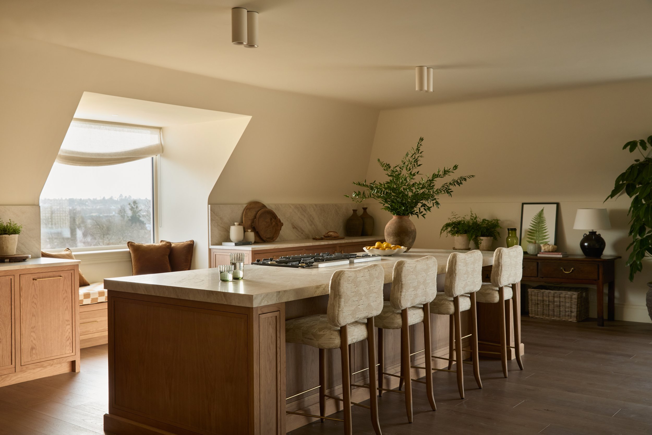 cuisine mansardée avec îlot décoration contemporaine classique et naturelle cuisine mansardée avec îlot décoration contemporaine classique et naturelle