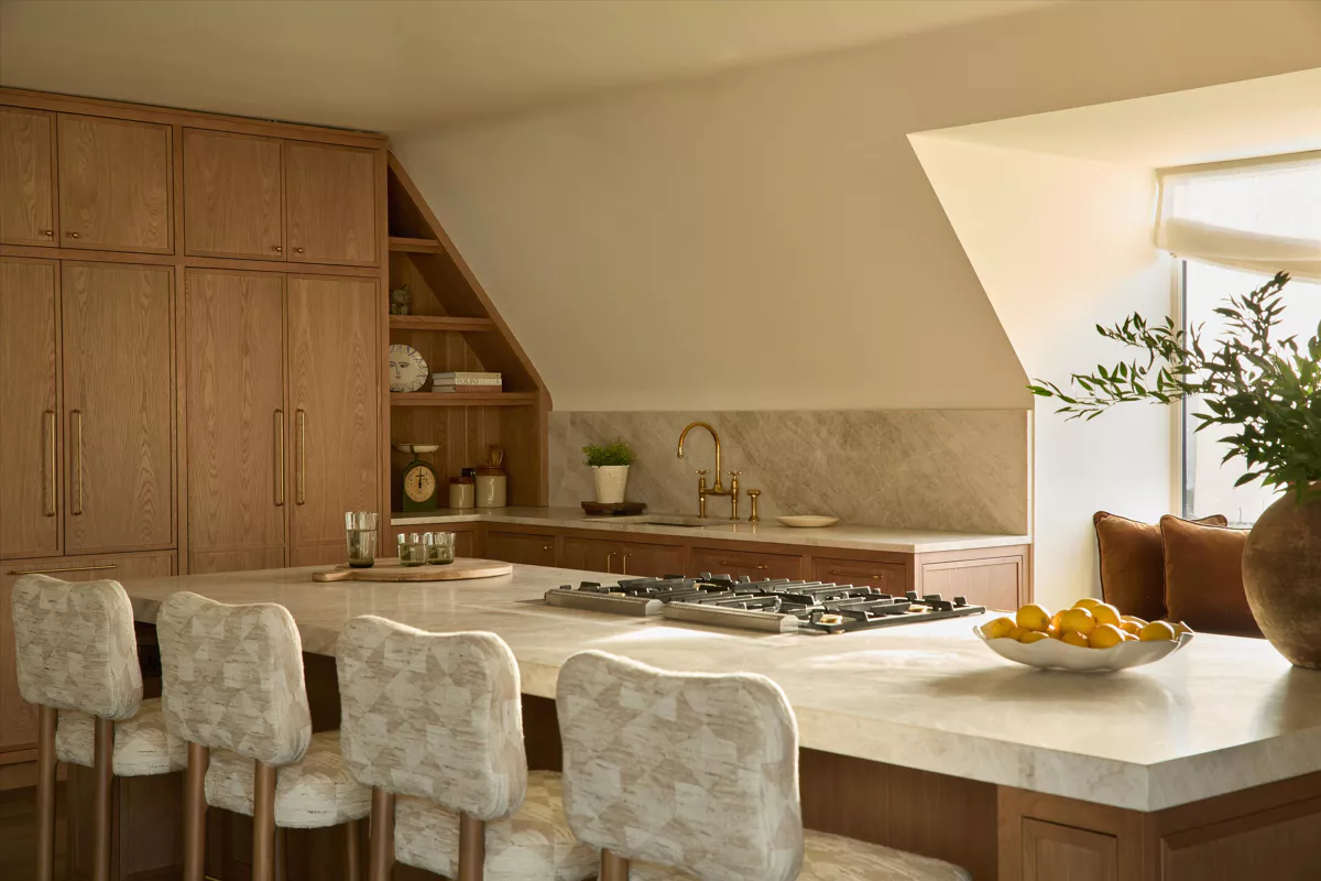 cuisine mansardée avec îlot décoration contemporaine classique et naturelle cuisine mansardée avec îlot décoration contemporaine classique et naturelle