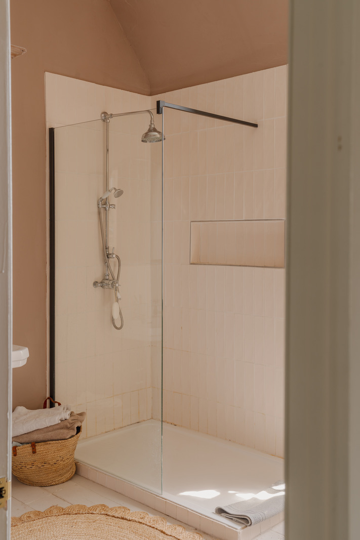 salle de bain mur et plafond terracotta