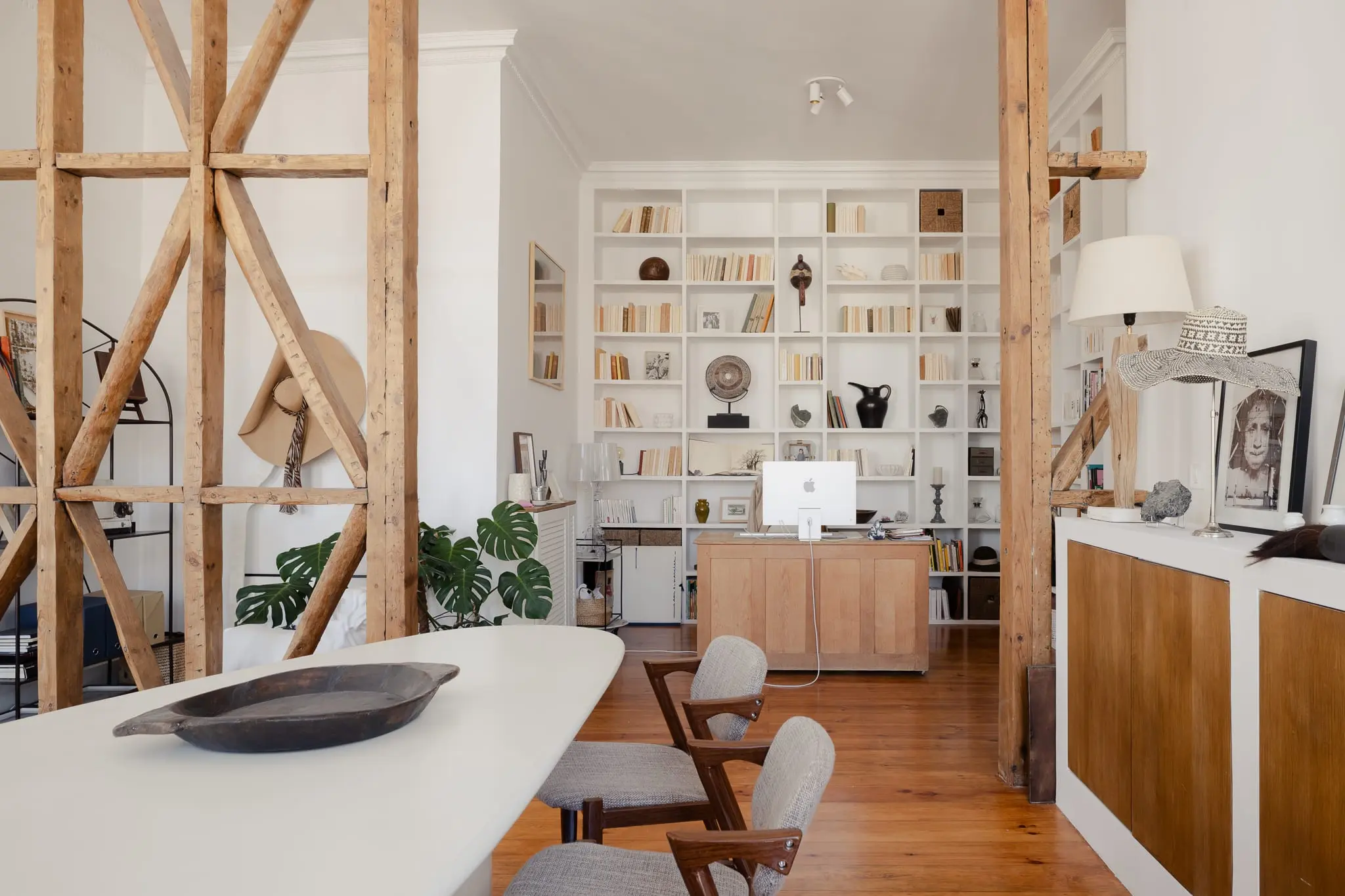 salon avec poutres appartement ancien rénové