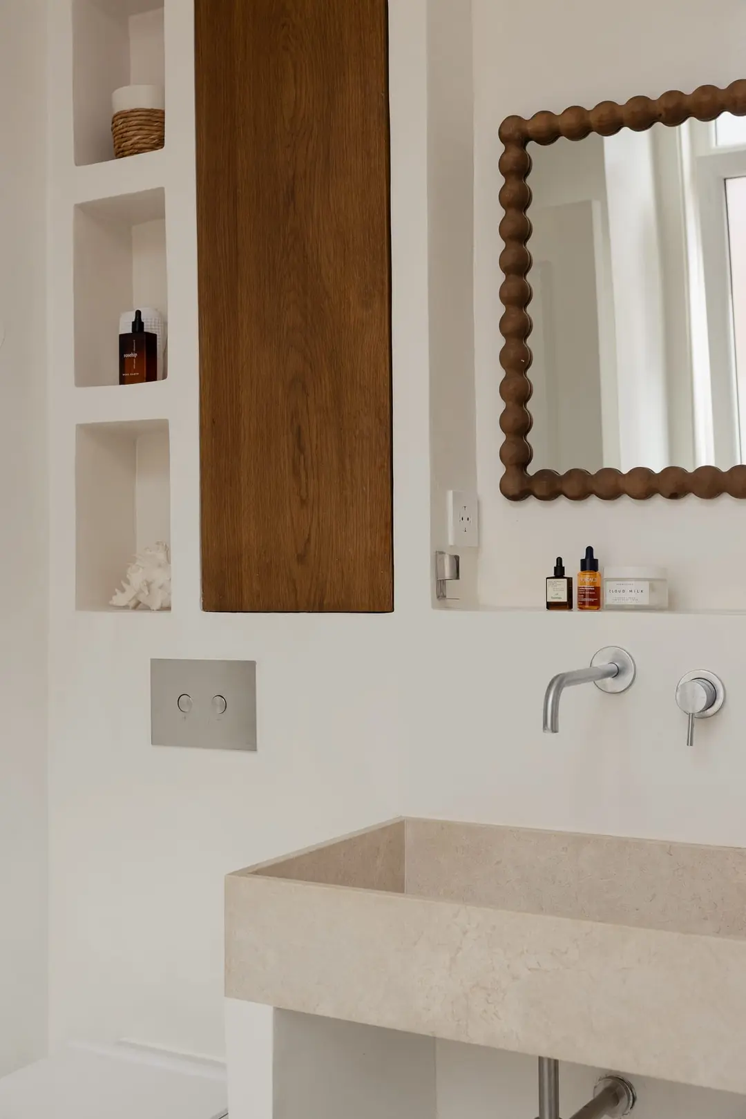 salle de bain minimaliste bois et enduit décoration naturelle