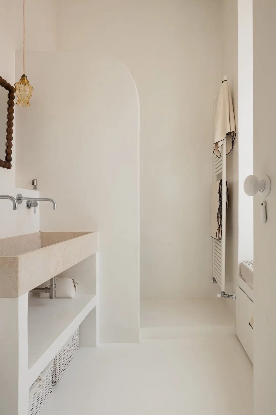 salle de bain minimaliste bois et enduit décoration naturelle