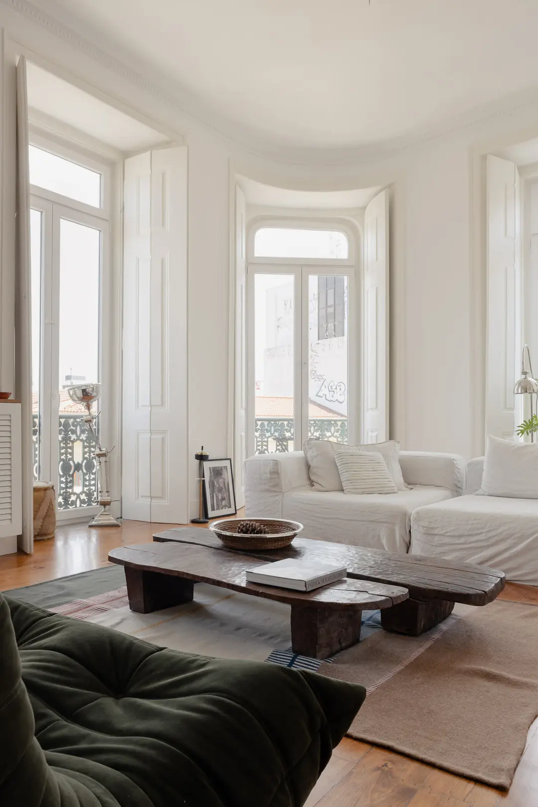salon décoration contemporaine blanche appartement ancien rénové