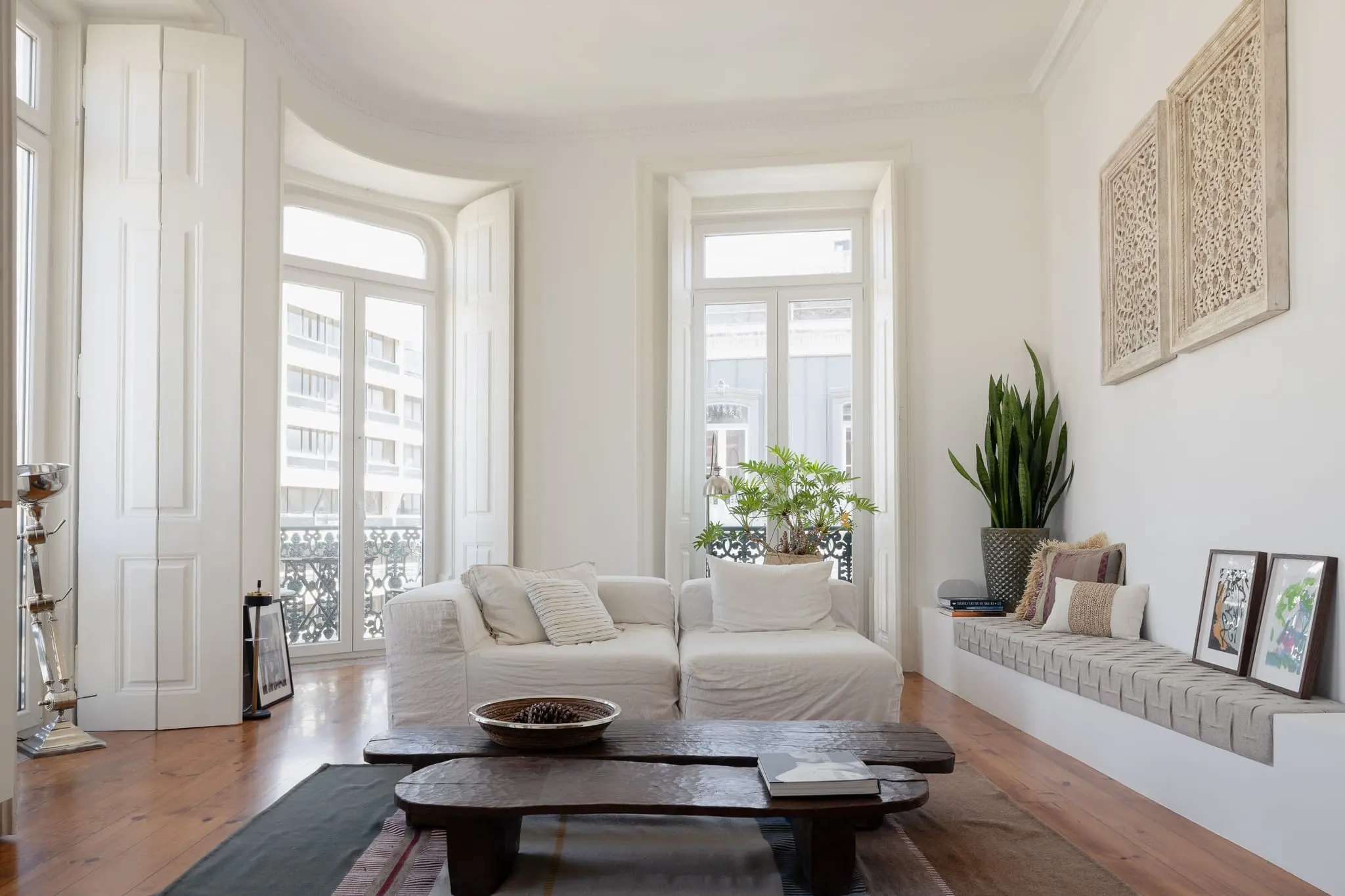 salon décoration contemporaine blanche appartement ancien rénové