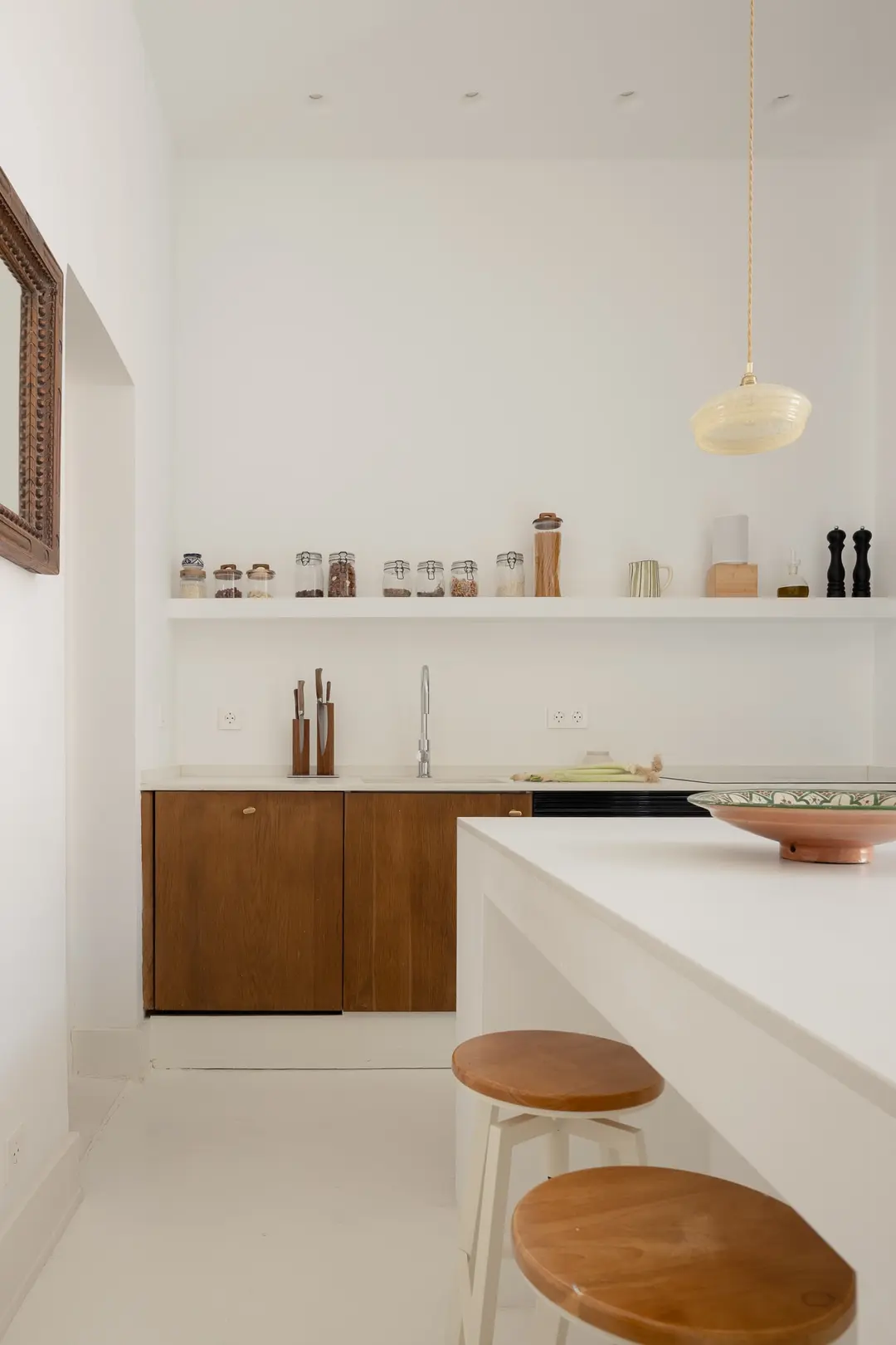 cuisine minimaliste bois et blanc appartement ancien rénové