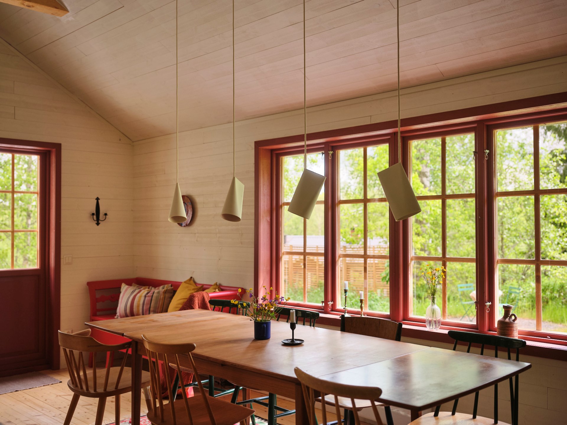salle à manger décoration scandinave maison rouge en bois Suède salle à manger décoration scandinave maison rouge en bois Suède