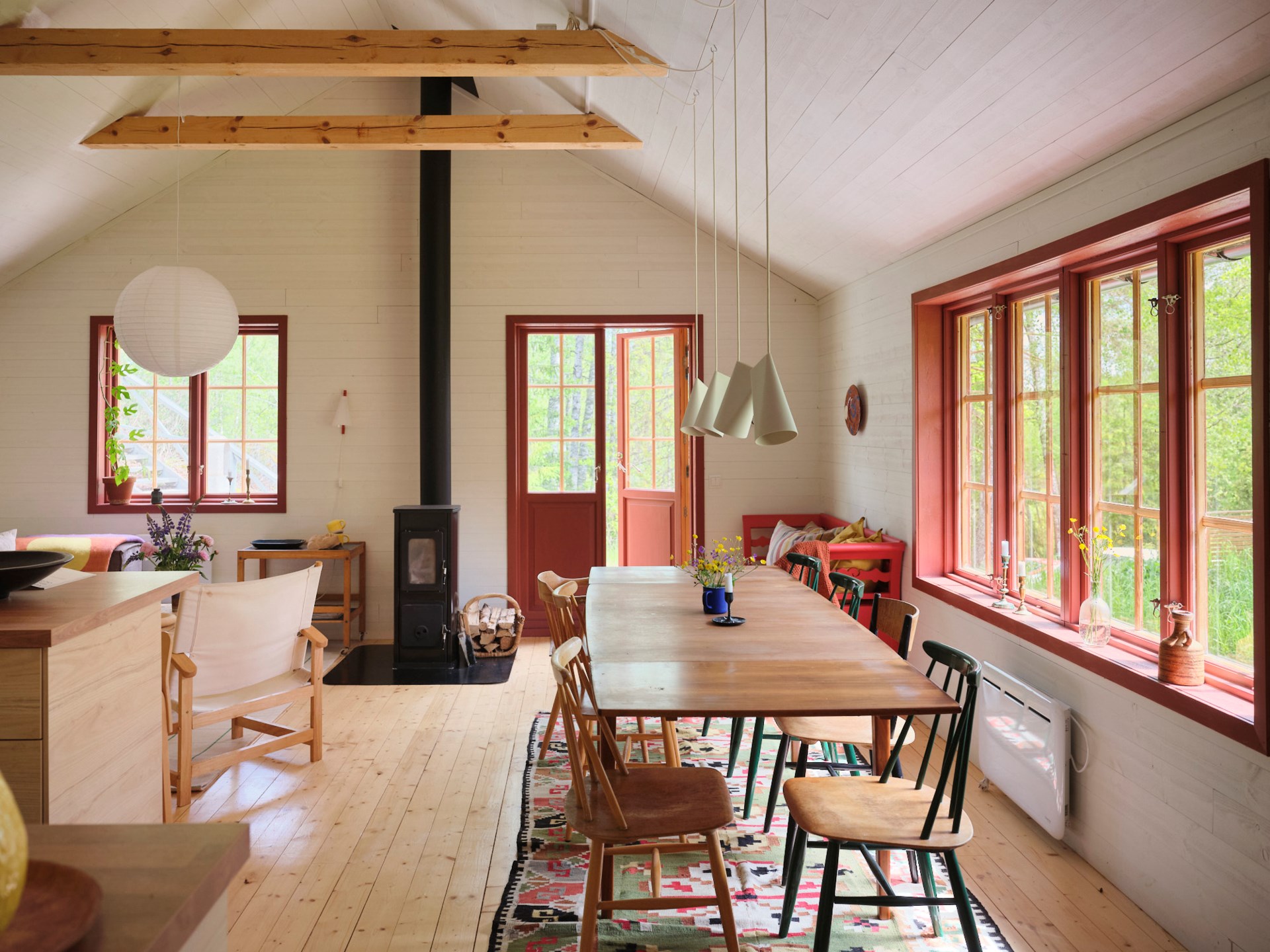 cuisine ouvertet et salon décoration scandinave maison rouge en bois Suède cuisine ouvertet et salon décoration scandinave maison rouge en bois Suède