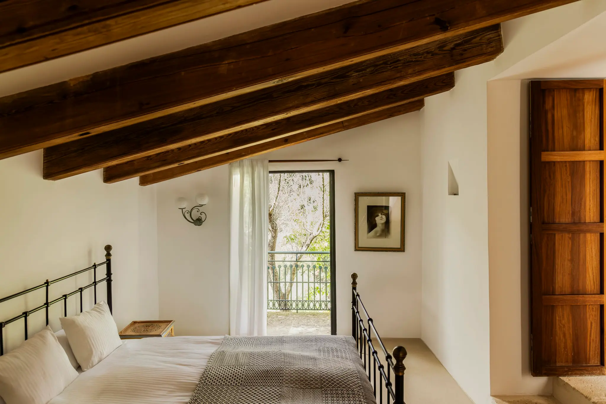 chambre mansardée avec poutres maison ancienne Majorque Ses Aigos