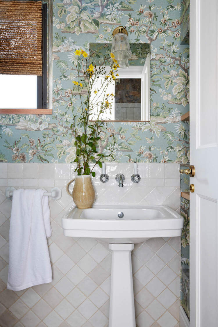 salle de bain avec papier-pient floral bleu et zelliges