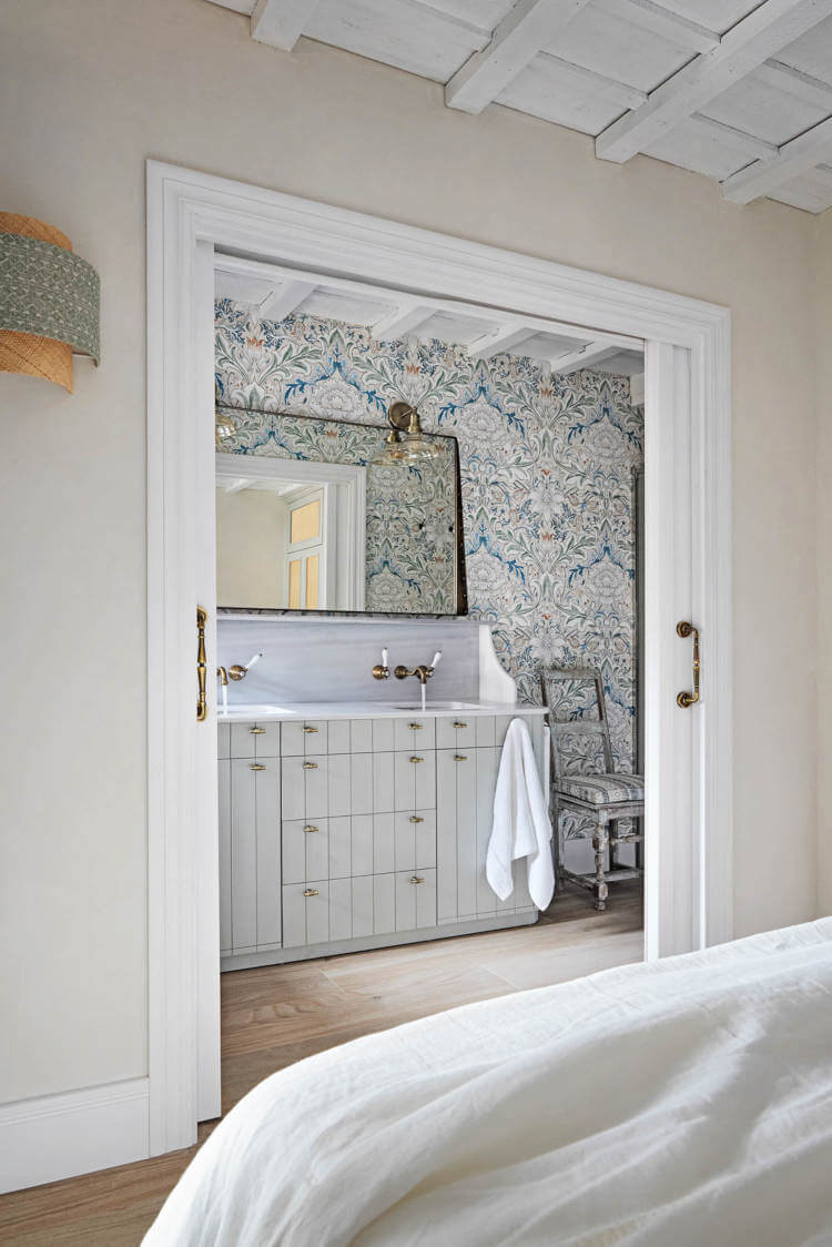 salle de bain avec papier-peint décoration campagne