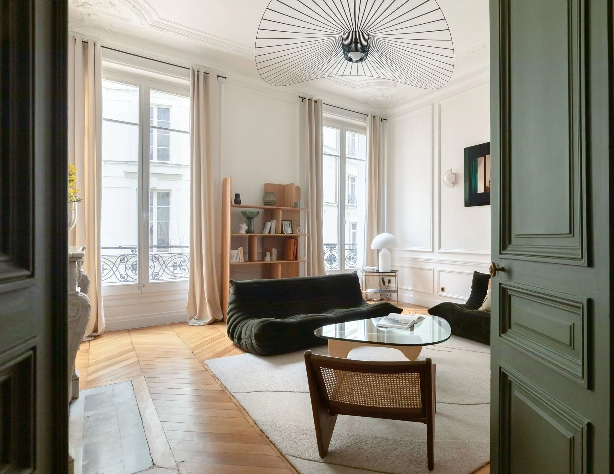 salon appartement haussmannien Paris rénové décoration contemporaine salon appartement haussmannien Paris rénové décoration contemporaine