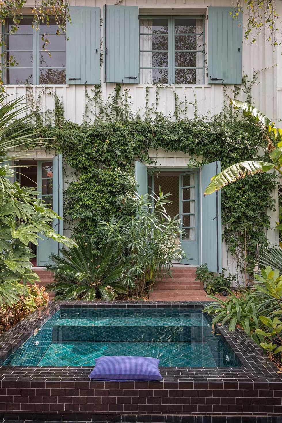 maison avec petite piscine maçonnée et carrelée dans le jardin maison avec petite piscine maçonnée et carrelée dans le jardin