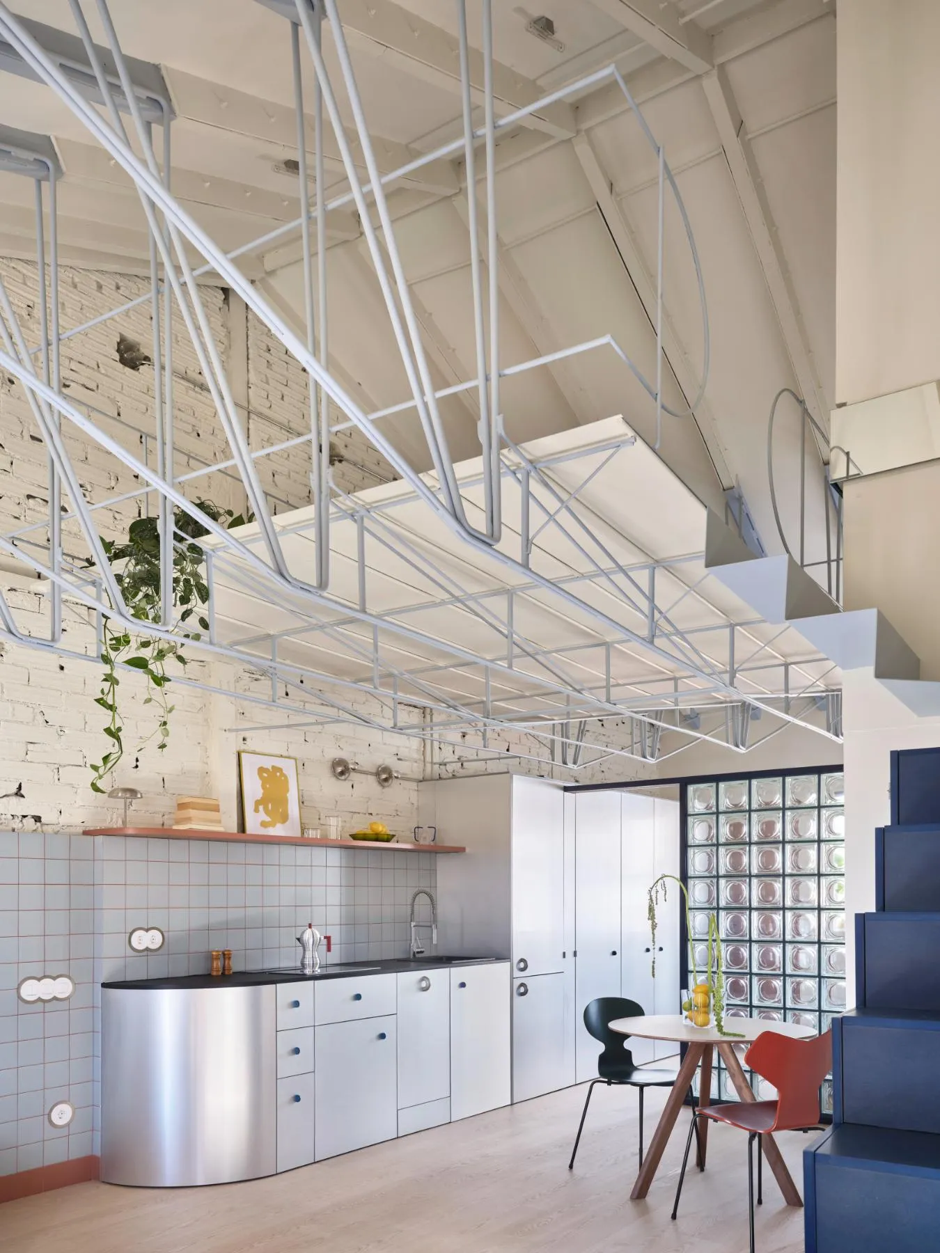 cuisine inox mat dans petit loft 50m2 décoration design
