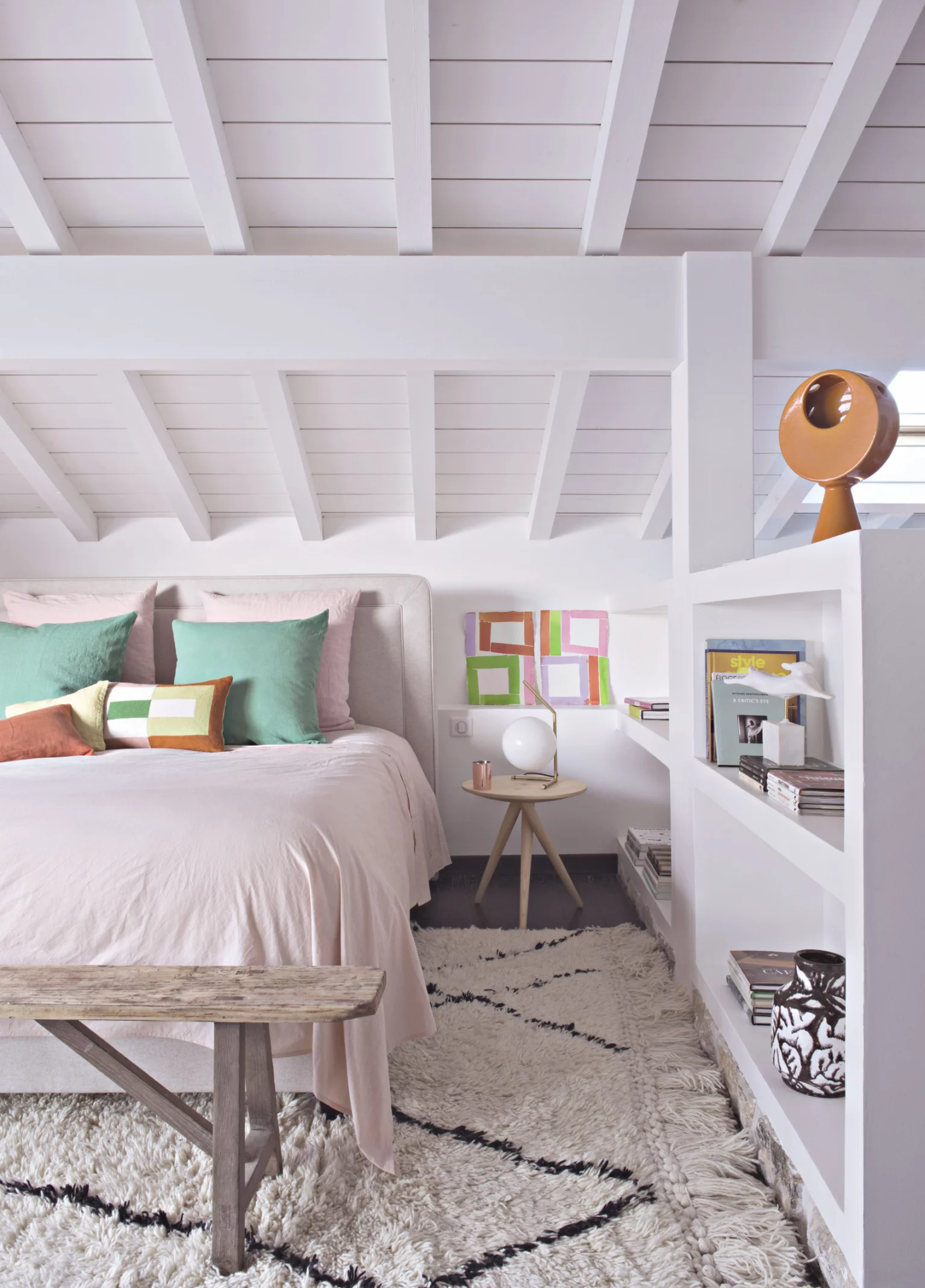 chambre mansardée blanche décoration contemporaine et colorée chambre mansardée blanche décoration contemporaine et colorée