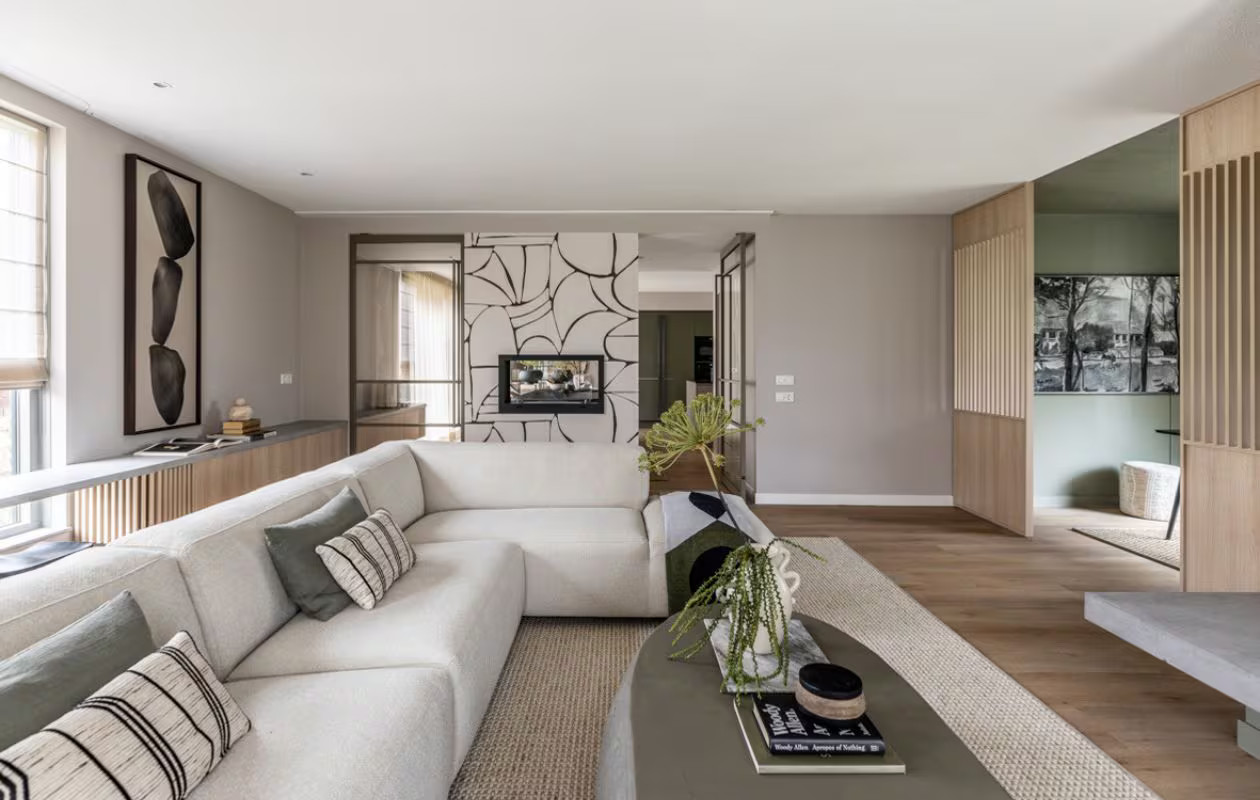 salon avec cloisons bois clair décoration contemporaine