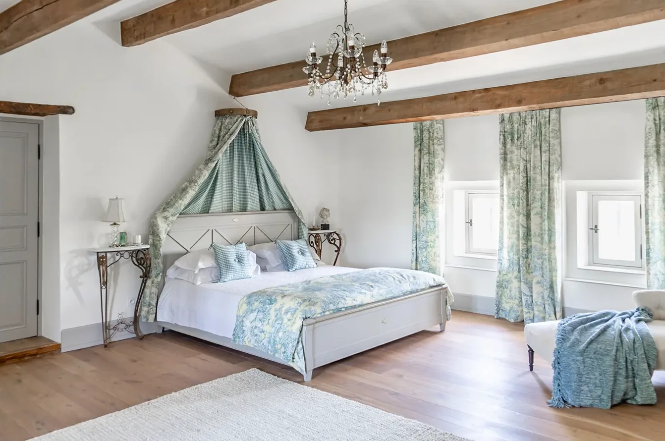 chambre avec poutres décoration classique chic Mas des Oliviers Plaissan chambre avec poutres décoration classique chic Mas des Oliviers Plaissan