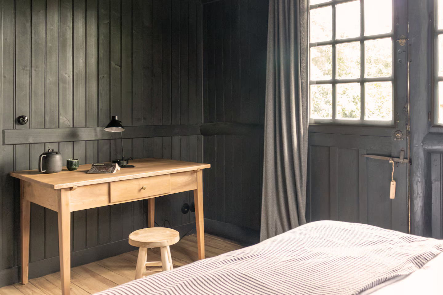 chambre avec bureau petite maison en bois Neska Lodge vallée de Chevreuse chambre avec bureau petite maison en bois Neska Lodge vallée de Chevreuse