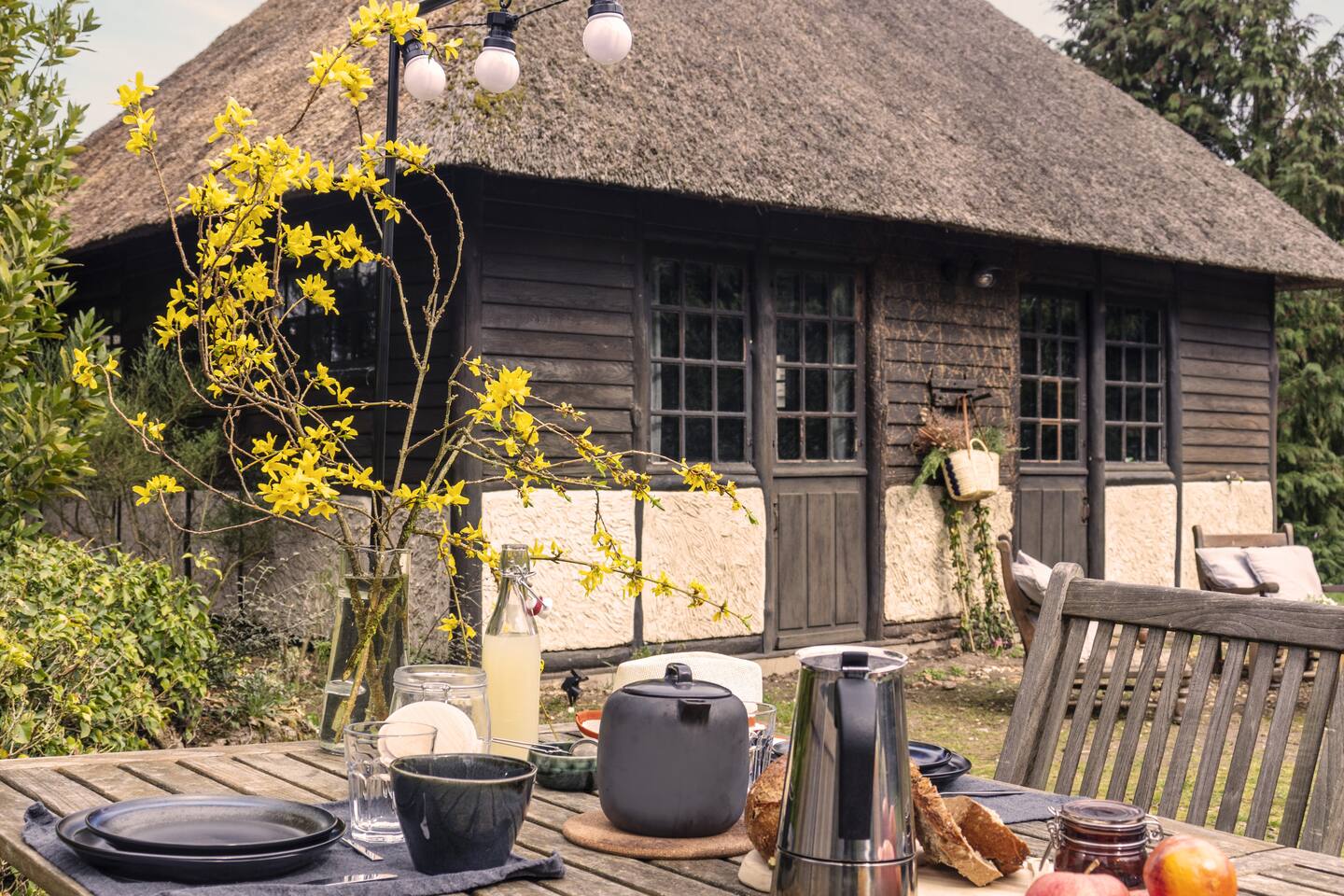 petite maison en bois au toit de chaume Neska Lodge vallée de Chevreuse petite maison en bois au toit de chaume Neska Lodge vallée de Chevreuse