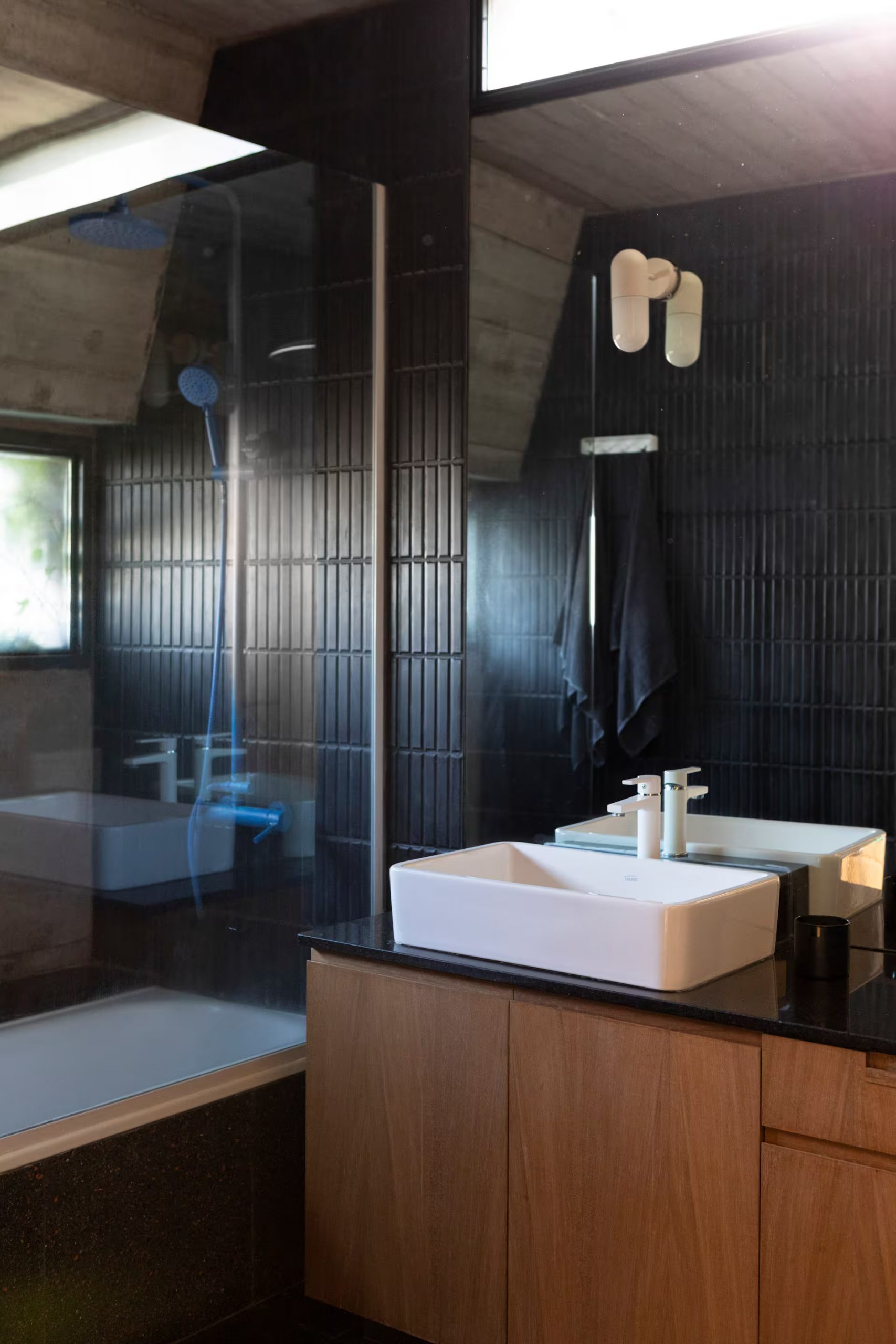 salle de bain design carrelage noir meubles bois salle de bain design carrelage noir meubles bois