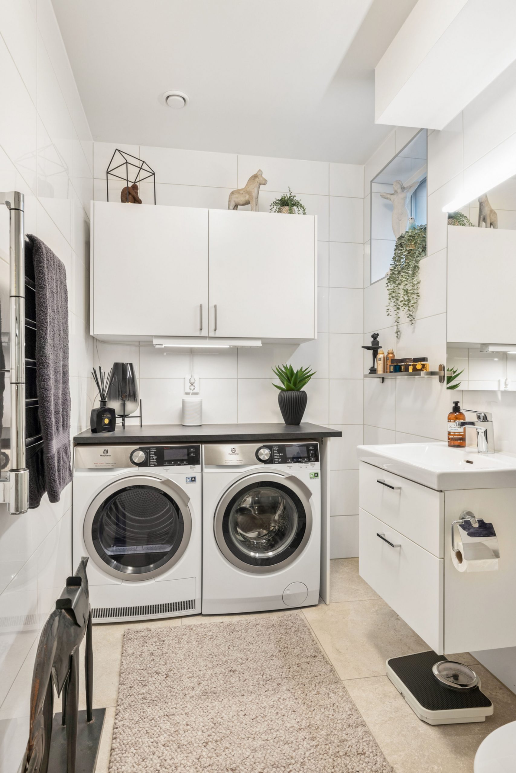 espace buanderie dans salle de bain blanche studio 35m2 espace buanderie dans salle de bain blanche studio 35m2