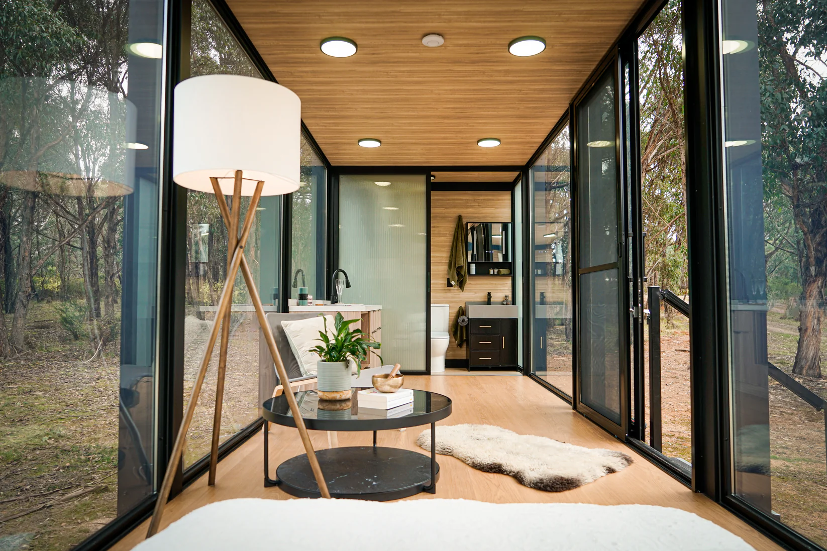 salon et cuisine tiny house 18m2 parois vitrées salon et cuisine tiny house 18m2 parois vitrées