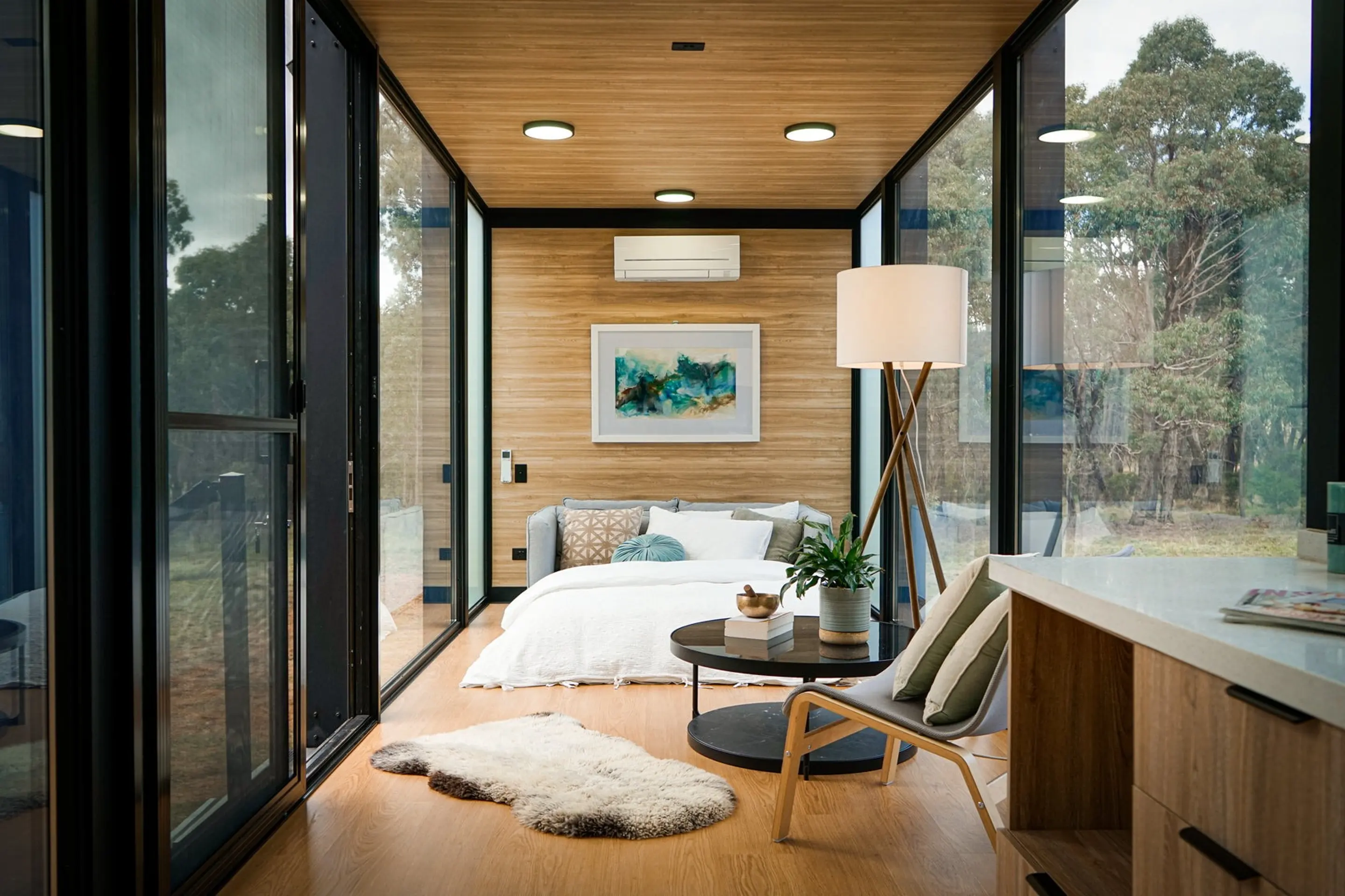cuisine et salon avec canapé convertible tiny house 18m2 parois vitrées cuisine et salon avec canapé convertible tiny house 18m2 parois vitrées