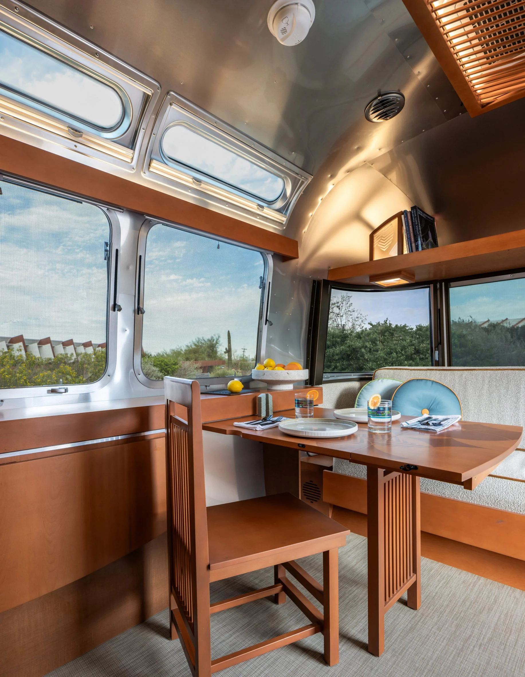 intérieur caravane Airstream collaboration Frank Lloyd Wright Foundation