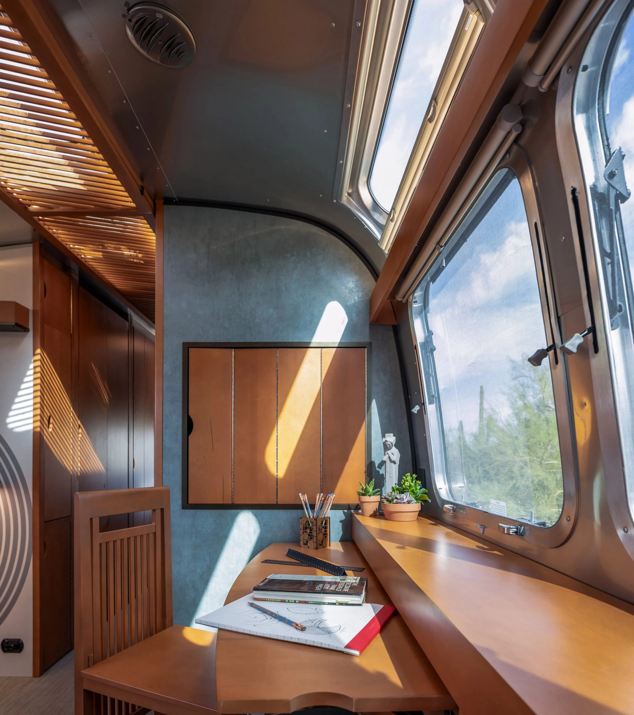 intérieur caravane Airstream collaboration Frank Lloyd Wright Foundation
