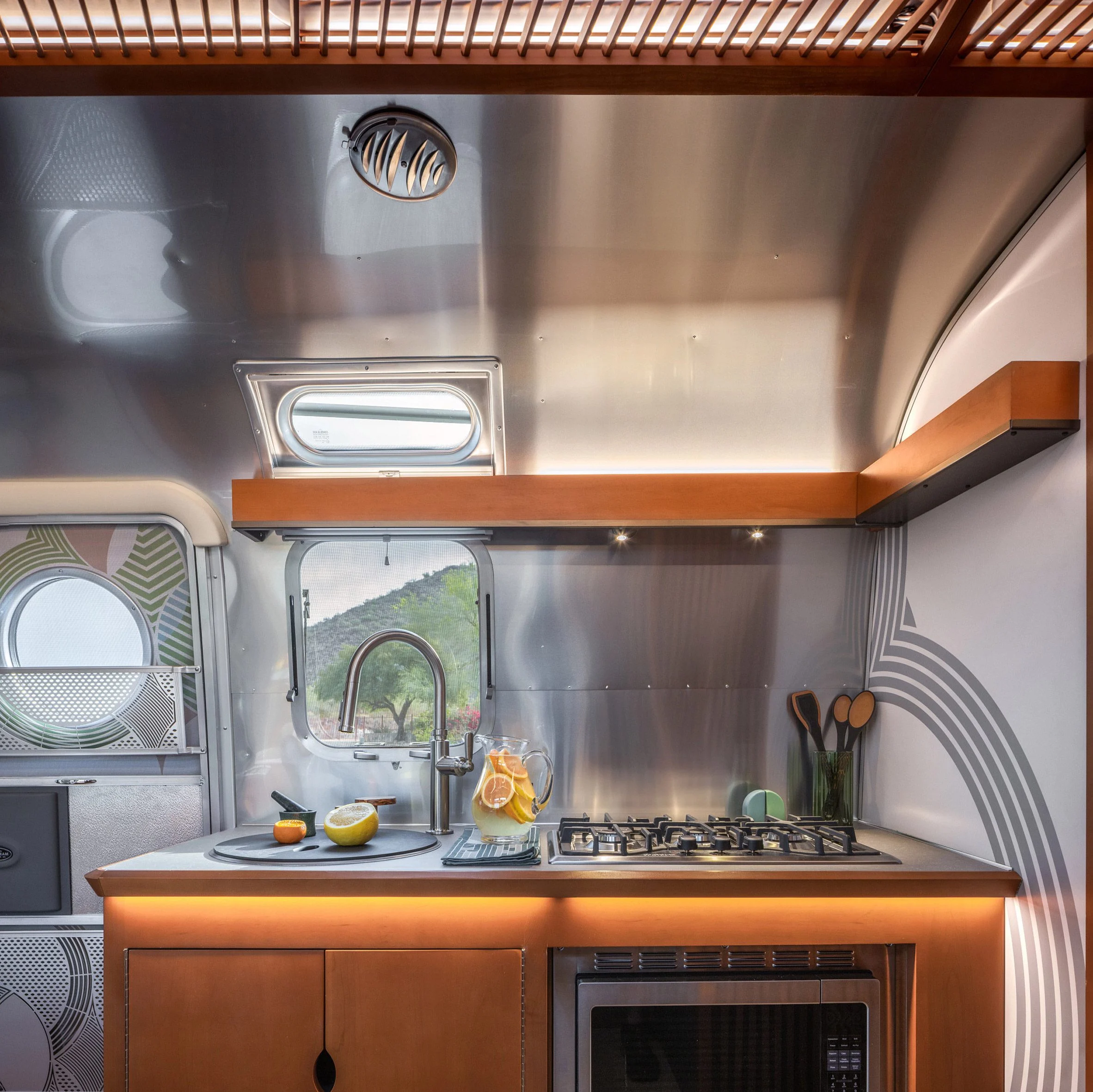intérieur caravane Airstream collaboration Frank Lloyd Wright Foundation