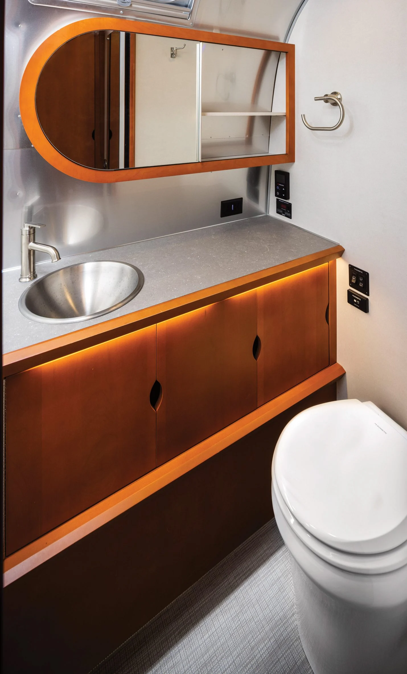 intérieur caravane Airstream collaboration Frank Lloyd Wright Foundation