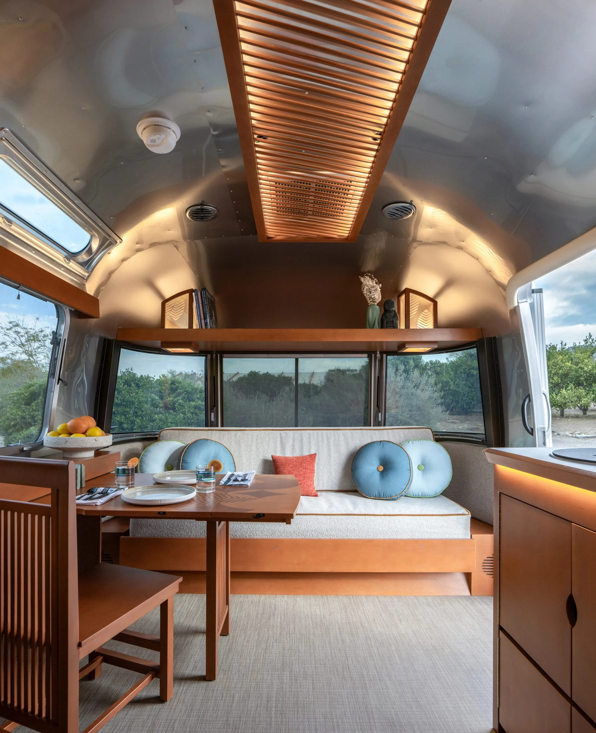 intérieur caravane Airstream collaboration Frank Lloyd Wright Foundation