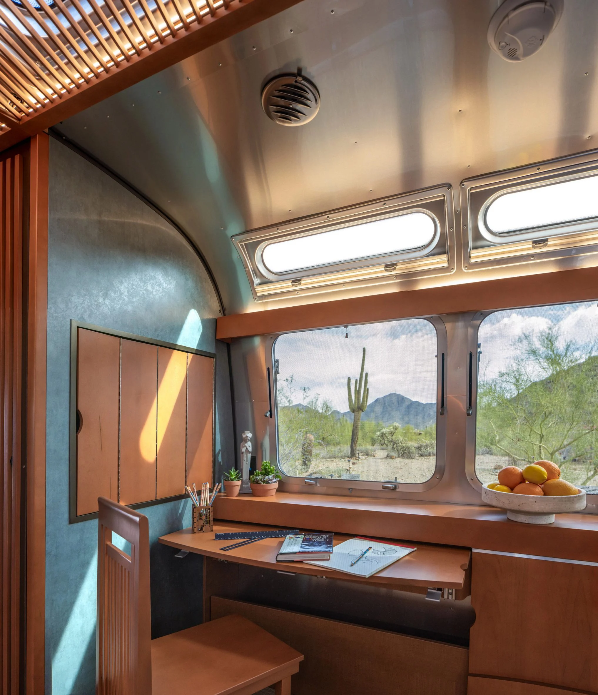 intérieur caravane Airstream collaboration Frank Lloyd Wright Foundation