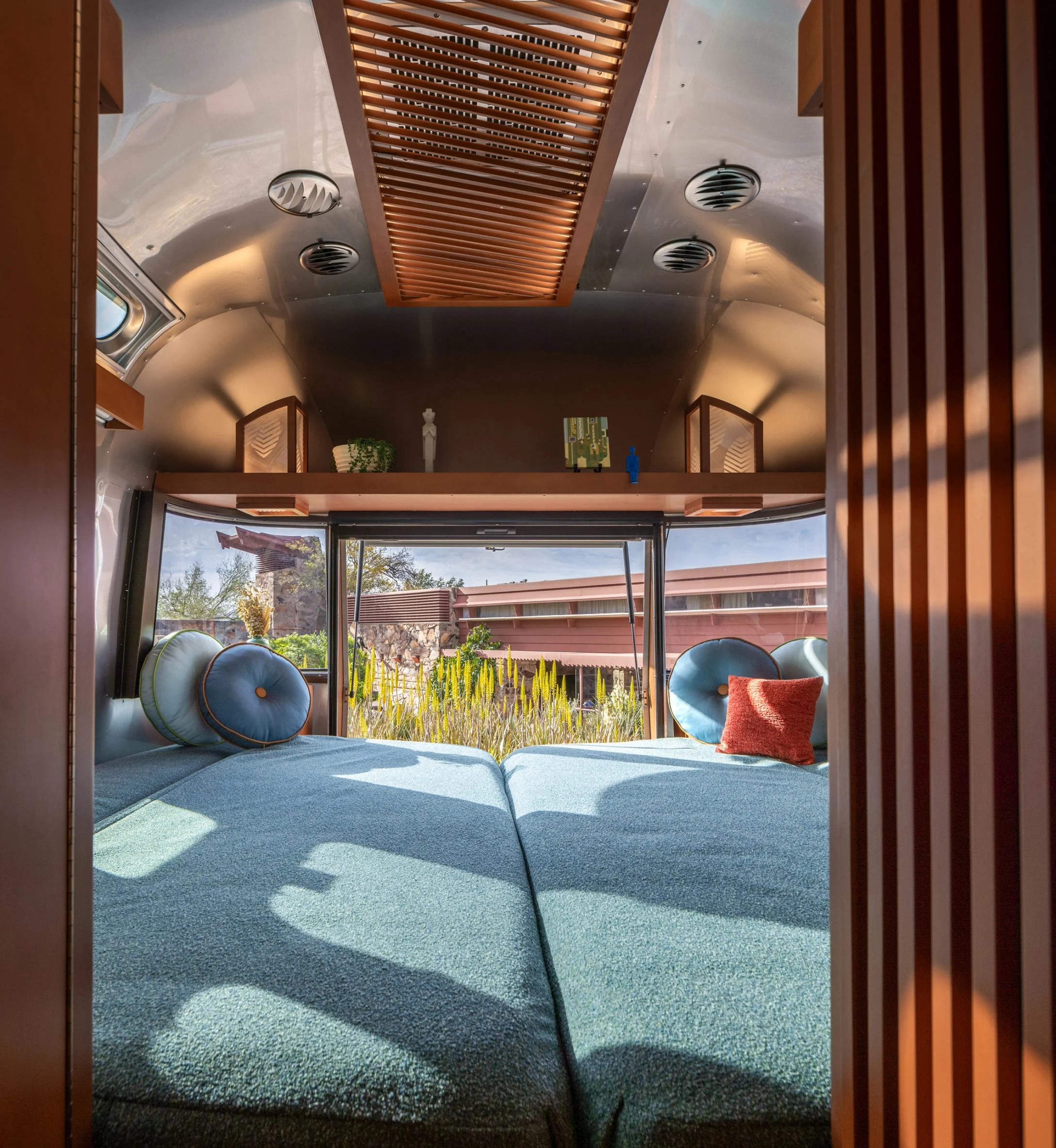 intérieur caravane Airstream collaboration Frank Lloyd Wright Foundation