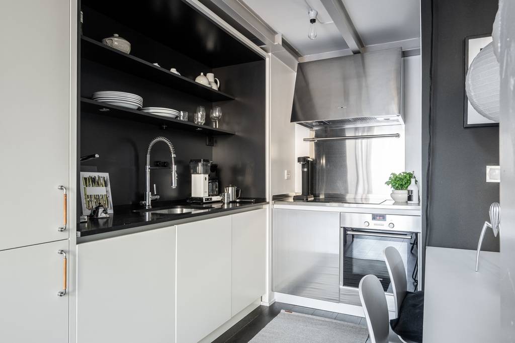 cuisine sous mezzanine décoration noire et blanche appartement 58m2 en duplex cuisine sous mezzanine décoration noire et blanche appartement 58m2 en duplex