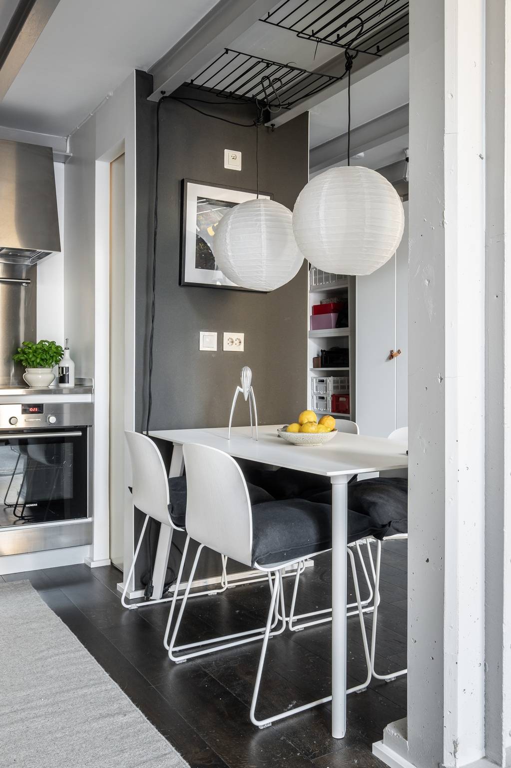 cuisine sous mezzanine décoration noire et blanche appartement 58m2 en duplex cuisine sous mezzanine décoration noire et blanche appartement 58m2 en duplex