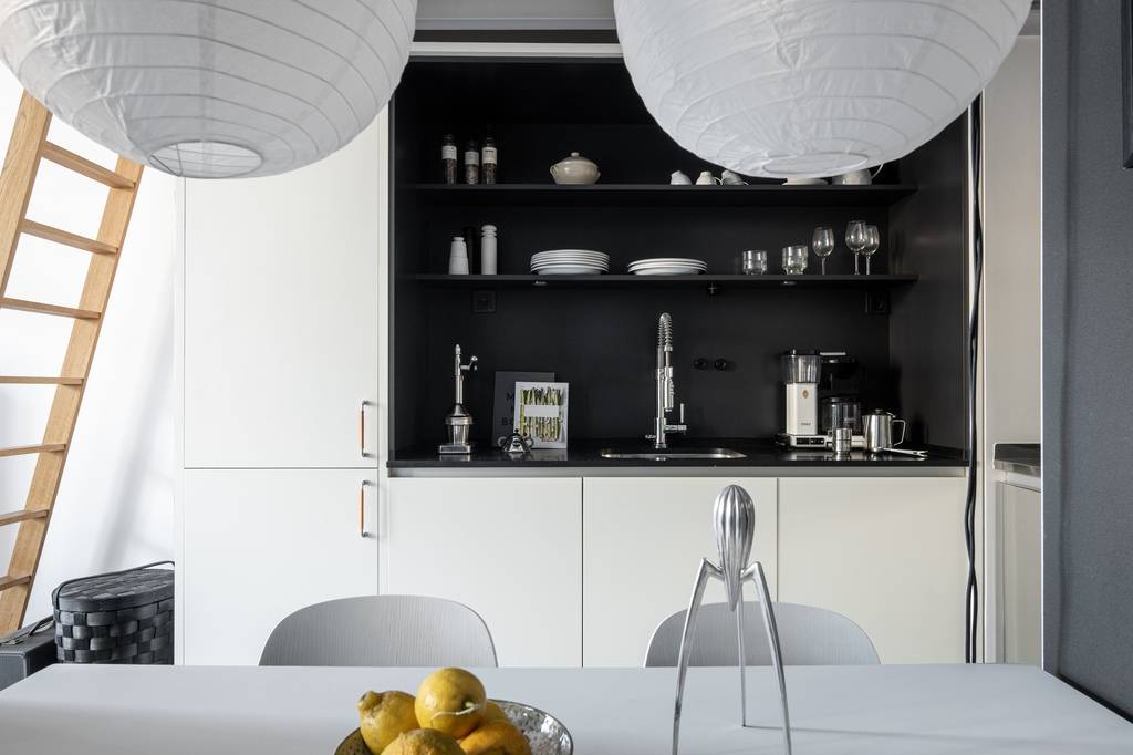 cuisine sous mezzanine décoration noire et blanche appartement 58m2 en duplex cuisine sous mezzanine décoration noire et blanche appartement 58m2 en duplex