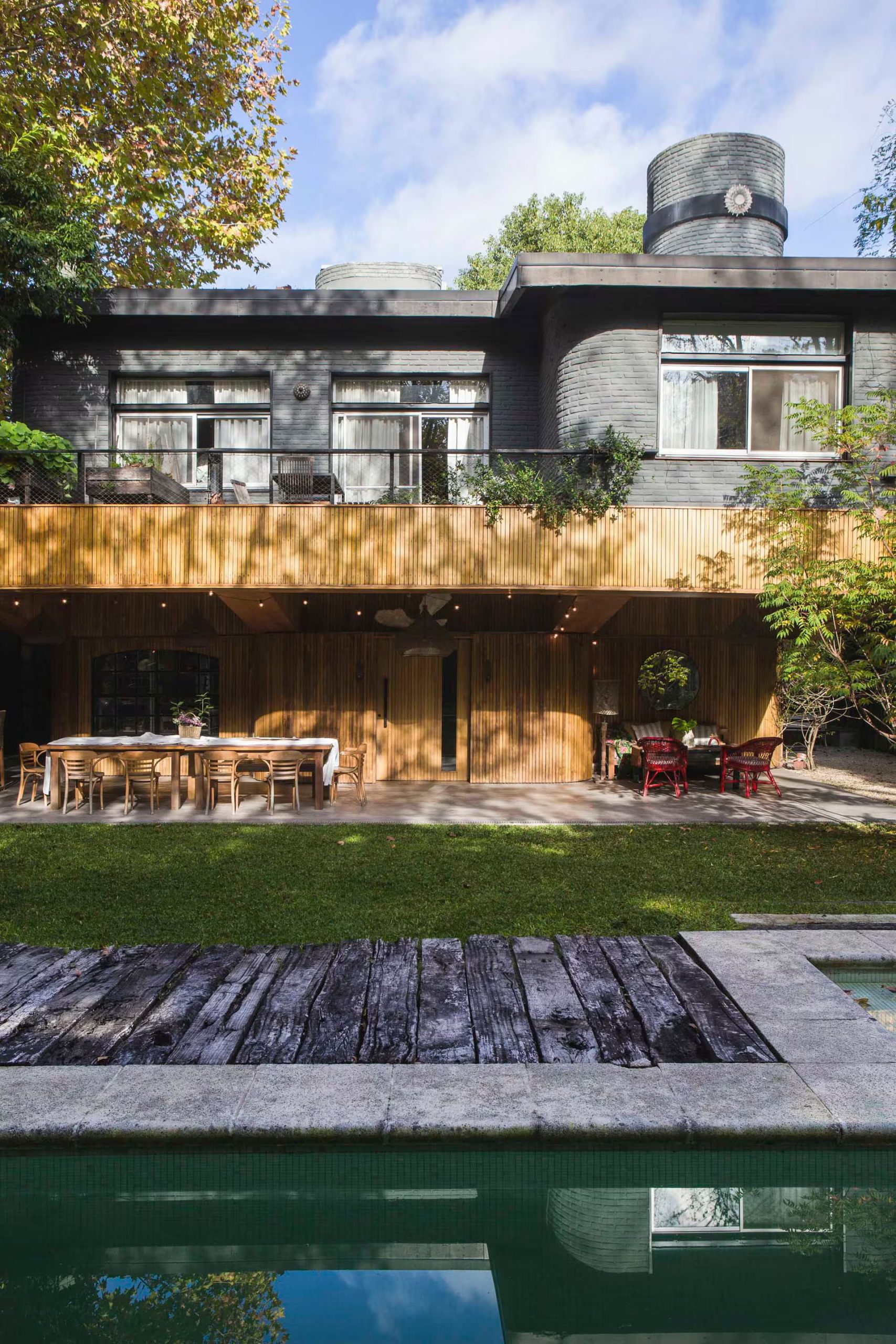maison béton et bois style brutaliste avec piscine maison béton et bois style brutaliste avec piscine
