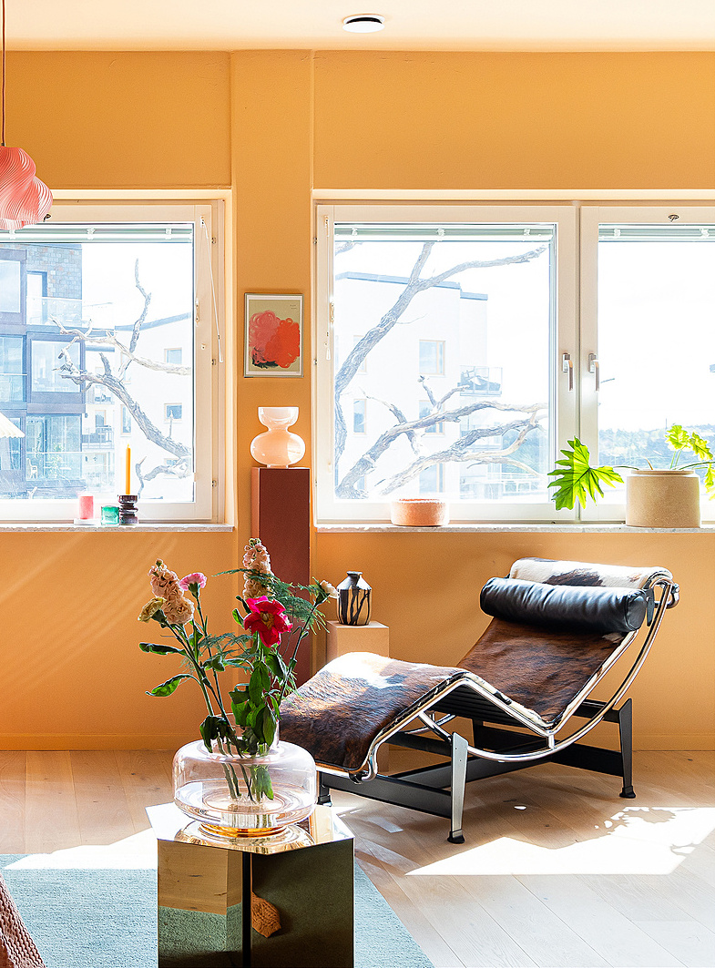 salon murs jaunes appartement 67m2 décoration colorée et scandinave fauteuil LC2 vintage salon murs jaunes appartement 67m2 décoration colorée et scandinave fauteuil LC2 vintage