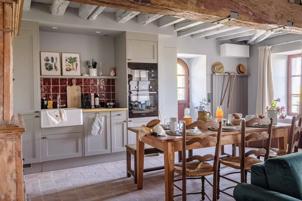 salle à manger avec poutres maison ancienne rénovée Domaine du Moulin de Richebourg