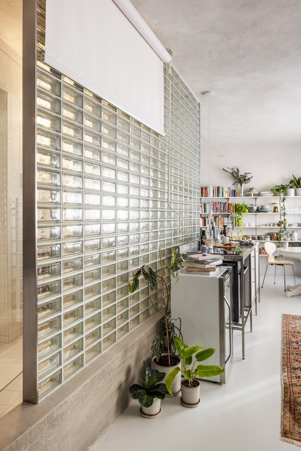 cuisine mur pavés de verre petit appartement 35m2 studio rénové