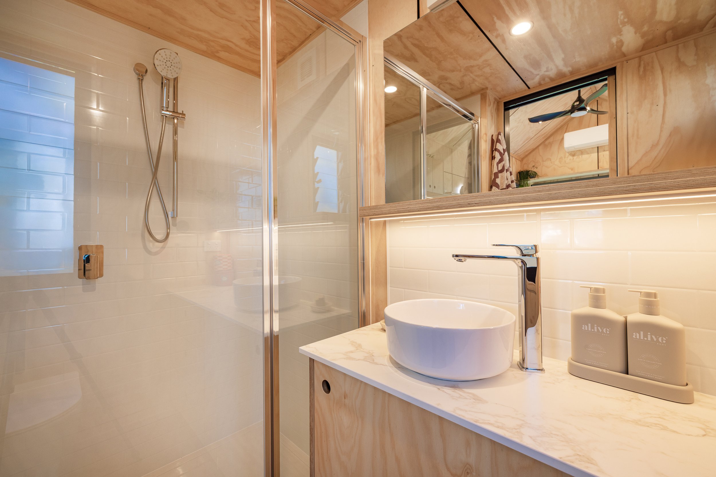 salle d'eau blanc et contreplaqué