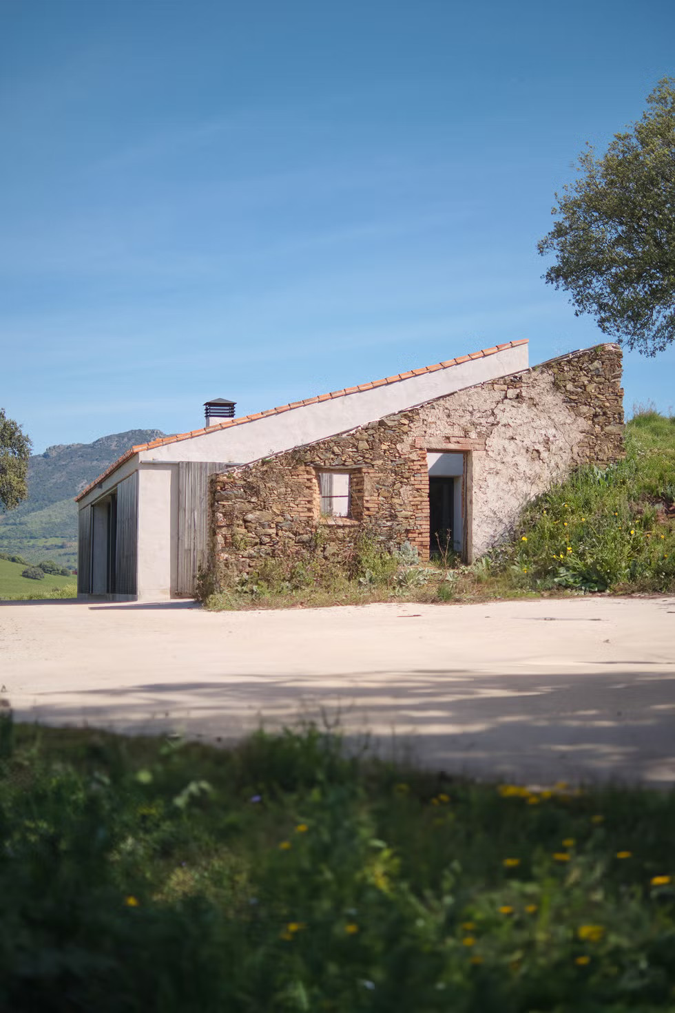 maison rénovée décoration méditerranéenne Espagne façade pierre